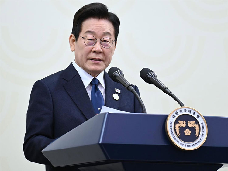 ယူကရိန်းဆိုင်ရာ သံအမတ်ကြီးကို တောင်ကိုရီးယား ပြန်လည်ရုပ်သိမ်း သတင်းနှင့် မီဒီယာ ကွန်ရက်။ ၂၀၂၆ ခုနှစ်၊ အောက်တိုဘာလ ၉ ရက်။ မြောက်ကိုရီးယား စစ်သုံ့ပန်းများ လွှဲပြောင်းမှုနှင့် ပတ်သက်၍ ယူကရိန်းအစိုးရ၏ သတင်းထုတ်ဖော်မှုအပေါ် အငြင်းပွားရာမှ ယူကရိန်းနိုင်ငံဆိုင်ရာ တောင်ကိုရီးယား သံအမတ်ကြီးကို တောင်ကိုရီးယားအစိုးရက ပြန်လည်ရုပ်သိမ်းလိုက်သည်။ ယင်းလုပ်ရပ်ကြောင့် နှစ်နိုင်ငံအကြား သံတမန်ရေး တင်းမာမှုများ ပိုမိုမြင့်တက်လာသည်။ အဆိုပါ ပြဿနာသည် ပြီးခဲ့သည့်လက စတင်ခဲ့ခြင်းဖြစ်သည်။ ဖမ်းဆီးရမိထားသော မြောက်ကိုရီးယား စစ်သားနှစ်ဦးကို တောင်ကိုရီးယားထံ လွှဲပြောင်းပေးခဲ့ကြောင်း ယူကရိန်းသမ္မတ ဗိုလိုဒီမီယာ ဇယ်လန်းစကီး (Volodymyr Zelenskyy) က ကုလသမဂ္ဂတွင် တရားဝင် ထုတ်ဖော်ပြောကြားခဲ့သည်။ စစ်သုံ့ပန်းများ၏ မိသားစုဝင်များ လုံခြုံရေးအတွက် ယင်းလွှဲပြောင်းမှုကို လျှို့ဝှက်ထားရန် တောင်ကိုရီးယားက ကြိုးပမ်းခဲ့သော်လည်း ယူကရိန်းဘက်က ယင်းသဘောတူညီချက်ကို ချိုးဖောက်ခဲ့သည်ဟု တောင်ကိုရီးယားအစိုးရက စွပ်စွဲထားသည်။ သို့သော် ယူကရိန်းသမ္မတရုံးကမူ လျှို့ဝှက်ထားရန် အပြန်အလှန် သဘောတူညီချက် မရှိခဲ့ကြောင်း ငြင်းဆိုထားသည်။ ယူကရိန်း၏ လုပ်ရပ်သည် နှစ်နိုင်ငံအကြား ယုံကြည်မှုကို ပြင်းထန်စွာ ထိခိုက်စေခဲ့သည်ဟု တောင်ကိုရီးယားအစိုးရက ဆိုသည်။ သံအမတ်ကြီးကို ပြန်လည်ရုပ်သိမ်းလိုက်သော်လည်း နှစ်နိုင်ငံ ဆွေးနွေးမှု လမ်းကြောင်းများကို ဆက်လက်ဖွင့်လှစ်ထားဆဲဖြစ်ကြောင်း ယူကရိန်း နိုင်ငံခြားရေးဝန်ကြီးဌာနက ပြောကြားခဲ့ပြီး၊ တောင်ကိုရီးယား နိုင်ငံခြားရေးဝန်ကြီးဌာနကလည်း ယူကရိန်းနှင့် ဆက်လက် ညှိနှိုင်းသွားမည်ဖြစ်ကြောင်း ထုတ်ပြန်ထားသည်။ #Korea