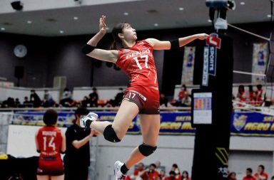ရခိုင်သွေးနှောသူ ရည်မွန်မြတ် ဂျပန် Professional League ဘော်လီဘောပွဲတွင် အကောင်းဆုံးဆုရရှိ သတင်းနှင့် မီဒီယာ ကွန်ရက်။ ၂၀၂၆ ခုနှစ်၊ အောက်တိုဘာလ ၂၃ ရက်။ ဂျပန်နိုင်ငံ၏ ထိပ်တန်း အမျိုးသမီး ကြေးစားအဆင့် ဘော်လီဘောလိဂ် (SV.League) တွင် ရခိုင်သွေးနှောသည့် ကစားသမား ရည်မွန်မြတ် (Yee Mon Myat) အား တစ်ပတ်တာ၏ အကောင်းဆုံး အားကစား သမားဆု (Most Valuable Player - MVP) ကို ပေးအပ်ချီးမြှင့်ခဲ့သည်။ Denso Airybees အသင်းအတွက် လက်စွမ်းပြနေသည့် ရည်မွန်မြတ်သည် အသင်းအား နိုင်ပွဲဆက်ရရှိအောင် ဦးဆောင်ပေးနိုင်ခဲ့သောကြောင့် အဆိုပါဆုကို ချီးမြှင့်ခဲ့ခြင်း ဖြစ်သည်။ Denso Airybees အသင်းနှင့် Saitama Ageo Medics အသင်းတို့ ယှဉ်ပြိုင်ခဲ့သည့် ပွဲစဉ်များတွင် ရည်မွန်မြတ်သည် အပြင်ဘက် တိုက်စစ်မှူး (Outside Hitter) နေရာမှ အဓိက လက်စွမ်းပြခဲ့သည်။ အကြိတ်အနယ် ရှိခဲ့သည့် ၃ ပွဲ - ၂ ပွဲ ရလဒ်ဖြင့် အနိုင်ရရှိခဲ့သော ပွဲစဉ်၌ အသင်းအတွက် အမှတ်အများဆုံးအဖြစ် ၂၅ မှတ်မှ ၂၈ မှတ်အထိ ရယူပေးကာ အသင်း၏ နိုင်ပွဲများအတွက် အဓိက စွမ်းဆောင်ပေးနိုင်ခဲ့သည်။ အသက် ၁၉ နှစ်အရွယ် အားကစားသမား ရည်မွန်မြတ်ကို ၂၀၀၆ ခုနှစ်၊ ဒီဇင်ဘာ ၂၇ ရက်နေ့တွင် မွေးဖွားခဲ့သည်။ သူသည် မြန်မာနိုင်ငံ အမျိုးသား ဘော်လီဘော လက်ရွေးစင် ကစားသမားဟောင်း ဦးမောင်မြတ်သူ၏ သမီးဖြစ်ကာ လက်ရှိတွင် Denso Airybees အသင်း၌ ကျောနံပါတ် (၁၇) ဝတ်ဆင်၍ အဓိက တိုက်စစ်မှူးအဖြစ် ယှဉ်ပြိုင်ကစားလျက်ရှိသည်။ အထက်တန်းကျောင်းသား ဘဝကတည်းက ဂျပန် တနိုင်ငံလုံး အထက်တန်းကျောင်းများ ဘော်လီဘော ချန်ပီယံရှစ် ပြိုင်ပွဲတွင် ထူးချွန် ကစားသမားဆု ဆွတ်ခူးခဲ့ဖူးသူလည်း ဖြစ်သည်။ #ရည်မွန်မြတ်
