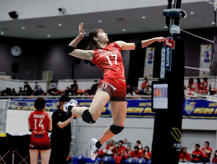 ရခိုင်သွေးနှောသူ ရည်မွန်မြတ် ဂျပန် Professional League ဘော်လီဘောပွဲတွင် အကောင်းဆုံးဆုရရှိ သတင်းနှင့် မီဒီယာ ကွန်ရက်။ ၂၀၂၆ ခုနှစ်၊ အောက်တိုဘာလ ၂၃ ရက်။ ဂျပန်နိုင်ငံ၏ ထိပ်တန်း အမျိုးသမီး ကြေးစားအဆင့် ဘော်လီဘောလိဂ် (SV.League) တွင် ရခိုင်သွေးနှောသည့် ကစားသမား ရည်မွန်မြတ် (Yee Mon Myat) အား တစ်ပတ်တာ၏ အကောင်းဆုံး အားကစား သမားဆု (Most Valuable Player - MVP) ကို ပေးအပ်ချီးမြှင့်ခဲ့သည်။ Denso Airybees အသင်းအတွက် လက်စွမ်းပြနေသည့် ရည်မွန်မြတ်သည် အသင်းအား နိုင်ပွဲဆက်ရရှိအောင် ဦးဆောင်ပေးနိုင်ခဲ့သောကြောင့် အဆိုပါဆုကို ချီးမြှင့်ခဲ့ခြင်း ဖြစ်သည်။ Denso Airybees အသင်းနှင့် Saitama Ageo Medics အသင်းတို့ ယှဉ်ပြိုင်ခဲ့သည့် ပွဲစဉ်များတွင် ရည်မွန်မြတ်သည် အပြင်ဘက် တိုက်စစ်မှူး (Outside Hitter) နေရာမှ အဓိက လက်စွမ်းပြခဲ့သည်။ အကြိတ်အနယ် ရှိခဲ့သည့် ၃ ပွဲ - ၂ ပွဲ ရလဒ်ဖြင့် အနိုင်ရရှိခဲ့သော ပွဲစဉ်၌ အသင်းအတွက် အမှတ်အများဆုံးအဖြစ် ၂၅ မှတ်မှ ၂၈ မှတ်အထိ ရယူပေးကာ အသင်း၏ နိုင်ပွဲများအတွက် အဓိက စွမ်းဆောင်ပေးနိုင်ခဲ့သည်။ အသက် ၁၉ နှစ်အရွယ် အားကစားသမား ရည်မွန်မြတ်ကို ၂၀၀၆ ခုနှစ်၊ ဒီဇင်ဘာ ၂၇ ရက်နေ့တွင် မွေးဖွားခဲ့သည်။ သူသည် မြန်မာနိုင်ငံ အမျိုးသား ဘော်လီဘော လက်ရွေးစင် ကစားသမားဟောင်း ဦးမောင်မြတ်သူ၏ သမီးဖြစ်ကာ လက်ရှိတွင် Denso Airybees အသင်း၌ ကျောနံပါတ် (၁၇) ဝတ်ဆင်၍ အဓိက တိုက်စစ်မှူးအဖြစ် ယှဉ်ပြိုင်ကစားလျက်ရှိသည်။ အထက်တန်းကျောင်းသား ဘဝကတည်းက ဂျပန် တနိုင်ငံလုံး အထက်တန်းကျောင်းများ ဘော်လီဘော ချန်ပီယံရှစ် ပြိုင်ပွဲတွင် ထူးချွန် ကစားသမားဆု ဆွတ်ခူးခဲ့ဖူးသူလည်း ဖြစ်သည်။ #ရည်မွန်မြတ်