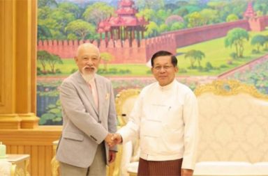 ဂျပန်အထူးသံတမန် ဆာဆာကာဝါနှင့် ဦးမင်းအောင်လှိုင် နေပြည်တော်တွင် တွေ့ သတင်းနှင့် မီဒီယာ ကွန်ရက်။ ၂၀၂၆ ခုနှစ်၊ အောက်တိုဘာလ ၂၂ ရက်။ ဂျပန်နိုင်ငံ အမျိုးသား ပြန်လည်သင့်မြတ်ရေးဆိုင်ရာ အထူးကိုယ်စားလှယ်လည်းဖြစ်၊ နိပွန်ဖောင်ဒေးရှင်း (Nippon Foundation) ဂုဏ်ထူးဆောင် ဥက္ကဋ္ဌလည်းဖြစ်သူ မစ္စတာ ယိုဟေး ဆာဆာကာဝါ (Yohei Sasakawa) သည် နေပြည်တော်၌ စစ်ကောင်စီဥက္ကဋ္ဌ ဗိုလ်ချုပ်မှူးကြီး မင်းအောင်လှိုင်နှင့် အောက်တိုဘာ ၂၀ ရက်နေ့တွင် တွေ့ဆုံခဲ့ကြောင်း စစ်ကောင်စီပိုင် မီဒီယာများနှင့် နိုင်ငံတကာ သတင်းဌာနများက ဖော်ပြသည်။ အဆိုပါ တွေ့ဆုံပွဲတွင် မြန်မာနိုင်ငံ၏ ပြည်တွင်း ငြိမ်းချမ်းရေး လုပ်ငန်းစဉ်များတွင် ကူညီပိုးရေးနှင့် လူ့စွမ်းအားအရင်းအမြစ် ဖွံ့ဖြိုးတိုးတက်ရေးဆိုင်ရာ ကိစ္စရပ်များကို အဓိကထား ဆွေးနွေးခဲ့ကြသည်ဟု ရိုက်တာသတင်းတွင် ဖော်ပြထားသည်။ မစ္စတာ ဆာဆာကာဝါသည် ၂၀၂၂ ခုနှစ်အတွင်း ရခိုင်ပြည်နယ်၌ ရက္ခိုင့်တပ်တော် (AA) နှင့် စစ်တပ်အကြား အပစ်အခတ် ရပ်စဲရေး ရရှိရန် ကြားဝင်စေ့စပ်ပေးခဲ့သူဖြစ်သည်။ လက်ရှိတွင် ဂျပန်နိုင်ငံသည် အမေရိကန်နှင့် မြန်မာအရာရှိများ တိုကျိုမြို့၌ တွေ့ဆုံနိုင်ရေး စီစဉ်ပေးခဲ့သကဲ့သို့၊ ဂျပန် သံရုံးယာယီတာဝန်ခံနှင့် စက်တင်ဘာလအတွင်းကလည်း ဂျပန်အာဏာရပါတီ လွှတ်တော်အမတ် ဟီရိုမီချီ ဝါတာနာဘေး (Hiromichi Watanabe) တို့ မြန်မာဘက်နှင့် ထိတွေ့ဆက်ဆံမှုများ ဆက်တိုက် ပြုလုပ်လျက်ရှိသည်။ #Yohei_Sasakawa