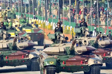 အိန္ဒိယကာကွယ်ရေးဌာနက ဒေါ်လာ ၂၂ ဘီလီယံဖိုး လက်နက်ဝယ်ယူမည် သတင်းနှင့် မီဒီယာ ကွန်ရက်။ ၂၀၂၆ ခုနှစ်၊ အောက်တိုဘာလ ၂၇ ရက်။ အိန္ဒိယအစိုးရသည် အမေရိကန်ဒေါ်လာ ၂၂ ဘီလီယံကျော် တန်ဖိုးရှိ စစ်လက်နက်များ ဝယ်ယူရေးအစီအစဉ်ကို အတည်ပြုလိုက်ပြီး၊ ဥရောပသို့ စစ်လက်နက်အများဆုံး တင်ပို့သည့် တတိယမြောက်နိုင်ငံ ဖြစ်လာသည်။ အိန္ဒိယ ကာကွယ်ရေး ပစ္စည်းဝယ်ယူရေး ကောင်စီသည် အမေရိကန်ဒေါ်လာ ၂၂ ဒသမ ၂၇ ဘီလီယံ တန်ဖိုးရှိ စစ်ဘက်ဆိုင်ရာ ဝယ်ယူမှု အစီအစဉ်ကြီးကို မူအားဖြင့် အတည်ပြုခဲ့ခြင်းဖြစ်သည်။ အဆိုပါ ဝယ်ယူမှု စုစုပေါင်း၏ ၈၂ ရာခိုင်နှုန်းခန့်ကို ပြည်တွင်း အိန္ဒိယ စက်မှုလုပ်ငန်းများထံမှသာ ဝယ်ယူထုတ်လုပ်သွားမည် ဖြစ်သည်။ ဝယ်ယူမည့် လက်နက်ပစ္စည်းများတွင် လေကြောင်းရန် ကာကွယ်ရေးစနစ်များ၊ ဒရုန်းဖျက်စနစ်များ၊ တိုက်ခိုက်ရေးဒရုန်းများ၊ ကြည်းတပ်နှင့် လေတပ်အတွက် ဟယ်လီကော်ပတာများ၊ စစ်သင်္ဘောများနှင့် ရှေ့တန်းစောင့်ကြည့်ရေး ရေဒါစနစ်များ ပါဝင်သည်။ တစ်ချိန်တည်းမှာပင် အိန္ဒိယ၏ စစ်လက်နက် တင်ပို့မှုသည် အမေရိကန်ဒေါ်လာ ၃ ဒသမ ၉ ဘီလီယံခန့်အထိ စံချိန်တင် မြင့်တက်ခဲ့ကြောင်း အိန္ဒိယ ကာကွယ်ရေး အတွင်းဝန် Rajesh Kumar Singh က ပြောကြားခဲ့သည်။ ဥရောပသမဂ္ဂ၏ လက်နက် ပြန်လည်တပ်ဆင်ရေး အစီအစဉ်ကြောင့် ဥရောပနိုင်ငံများတွင် စစ်ဘက်ဆိုင်ရာ လိုအပ်ချက် မြင့်တက်လာရာ အိန္ဒိယမှ ခဲယမ်းများ၊ လက်နက်ကြီးကျည်များနှင့် စစ်ဘက်သုံး ပစ္စည်း တင်ပို့မှု သိသိသာသာ တိုးတက်လာခဲ့ခြင်းဖြစ်သည်။ လက်ရှိတွင် အိန္ဒိယ၌ ကာကွယ်ရေးဆိုင်ရာ နိုင်ငံပိုင် ကုမ္ပဏီကြီး ၁၆ ခု၊ ပုဂ္ဂလိက လုပ်ငန်းကြီး ၈၄၀ ခန့်နှင့် အသေးစား လုပ်ငန်း ၁၇,၀၀၀ ခန့် ပါဝင်သည့် ထုတ်လုပ်ရေး ကွန်ရက် တည်ဆောက်ထားနိုင်ပြီ ဖြစ်သည်။ အိန္ဒိယအစိုးရသည် ပြည်တွင်းဖြစ် ထုတ်ကုန်များအပေါ်၌သာ သုံးစွဲရန် ပစ်မှတ်ထားပြီး၊ အရှေ့တောင်အာရှ အပါအဝင် နိုင်ငံတကာ စျေးကွက်များသို့ ထိုးဖောက်နိုင်ရန်နှင့် 'Make in India' မူဝါဒအောက်တွင် ဥရောပ ကုမ္ပဏီများနှင့် စစ်လက်နက်များ ပူးတွဲ ထုတ်လုပ်သွားရန် စီစဉ်လျက်ရှိသည်။