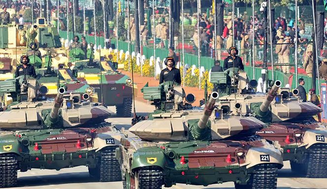 အိန္ဒိယကာကွယ်ရေးဌာနက ဒေါ်လာ ၂၂ ဘီလီယံဖိုး လက်နက်ဝယ်ယူမည် သတင်းနှင့် မီဒီယာ ကွန်ရက်။ ၂၀၂၆ ခုနှစ်၊ အောက်တိုဘာလ ၂၇ ရက်။ အိန္ဒိယအစိုးရသည် အမေရိကန်ဒေါ်လာ ၂၂ ဘီလီယံကျော် တန်ဖိုးရှိ စစ်လက်နက်များ ဝယ်ယူရေးအစီအစဉ်ကို အတည်ပြုလိုက်ပြီး၊ ဥရောပသို့ စစ်လက်နက်အများဆုံး တင်ပို့သည့် တတိယမြောက်နိုင်ငံ ဖြစ်လာသည်။ အိန္ဒိယ ကာကွယ်ရေး ပစ္စည်းဝယ်ယူရေး ကောင်စီသည် အမေရိကန်ဒေါ်လာ ၂၂ ဒသမ ၂၇ ဘီလီယံ တန်ဖိုးရှိ စစ်ဘက်ဆိုင်ရာ ဝယ်ယူမှု အစီအစဉ်ကြီးကို မူအားဖြင့် အတည်ပြုခဲ့ခြင်းဖြစ်သည်။ အဆိုပါ ဝယ်ယူမှု စုစုပေါင်း၏ ၈၂ ရာခိုင်နှုန်းခန့်ကို ပြည်တွင်း အိန္ဒိယ စက်မှုလုပ်ငန်းများထံမှသာ ဝယ်ယူထုတ်လုပ်သွားမည် ဖြစ်သည်။ ဝယ်ယူမည့် လက်နက်ပစ္စည်းများတွင် လေကြောင်းရန် ကာကွယ်ရေးစနစ်များ၊ ဒရုန်းဖျက်စနစ်များ၊ တိုက်ခိုက်ရေးဒရုန်းများ၊ ကြည်းတပ်နှင့် လေတပ်အတွက် ဟယ်လီကော်ပတာများ၊ စစ်သင်္ဘောများနှင့် ရှေ့တန်းစောင့်ကြည့်ရေး ရေဒါစနစ်များ ပါဝင်သည်။ တစ်ချိန်တည်းမှာပင် အိန္ဒိယ၏ စစ်လက်နက် တင်ပို့မှုသည် အမေရိကန်ဒေါ်လာ ၃ ဒသမ ၉ ဘီလီယံခန့်အထိ စံချိန်တင် မြင့်တက်ခဲ့ကြောင်း အိန္ဒိယ ကာကွယ်ရေး အတွင်းဝန် Rajesh Kumar Singh က ပြောကြားခဲ့သည်။ ဥရောပသမဂ္ဂ၏ လက်နက် ပြန်လည်တပ်ဆင်ရေး အစီအစဉ်ကြောင့် ဥရောပနိုင်ငံများတွင် စစ်ဘက်ဆိုင်ရာ လိုအပ်ချက် မြင့်တက်လာရာ အိန္ဒိယမှ ခဲယမ်းများ၊ လက်နက်ကြီးကျည်များနှင့် စစ်ဘက်သုံး ပစ္စည်း တင်ပို့မှု သိသိသာသာ တိုးတက်လာခဲ့ခြင်းဖြစ်သည်။ လက်ရှိတွင် အိန္ဒိယ၌ ကာကွယ်ရေးဆိုင်ရာ နိုင်ငံပိုင် ကုမ္ပဏီကြီး ၁၆ ခု၊ ပုဂ္ဂလိက လုပ်ငန်းကြီး ၈၄၀ ခန့်နှင့် အသေးစား လုပ်ငန်း ၁၇,၀၀၀ ခန့် ပါဝင်သည့် ထုတ်လုပ်ရေး ကွန်ရက် တည်ဆောက်ထားနိုင်ပြီ ဖြစ်သည်။ အိန္ဒိယအစိုးရသည် ပြည်တွင်းဖြစ် ထုတ်ကုန်များအပေါ်၌သာ သုံးစွဲရန် ပစ်မှတ်ထားပြီး၊ အရှေ့တောင်အာရှ အပါအဝင် နိုင်ငံတကာ စျေးကွက်များသို့ ထိုးဖောက်နိုင်ရန်နှင့် 'Make in India' မူဝါဒအောက်တွင် ဥရောပ ကုမ္ပဏီများနှင့် စစ်လက်နက်များ ပူးတွဲ ထုတ်လုပ်သွားရန် စီစဉ်လျက်ရှိသည်။